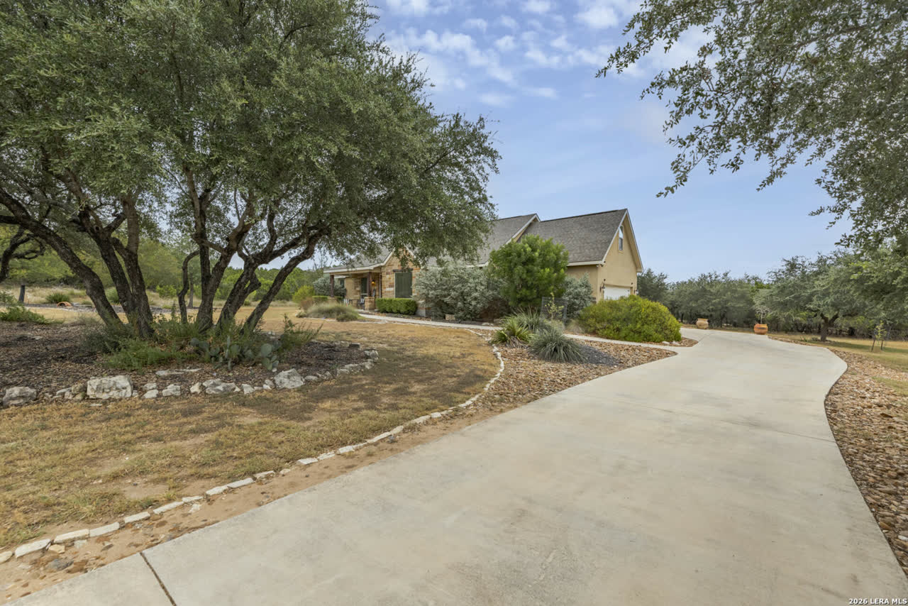1126 Ensenada Dr, Canyon Lake photo 2 of 14