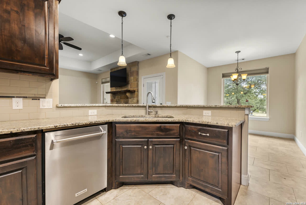 1126 Ensenada Dr, Canyon Lake photo 4 of 14