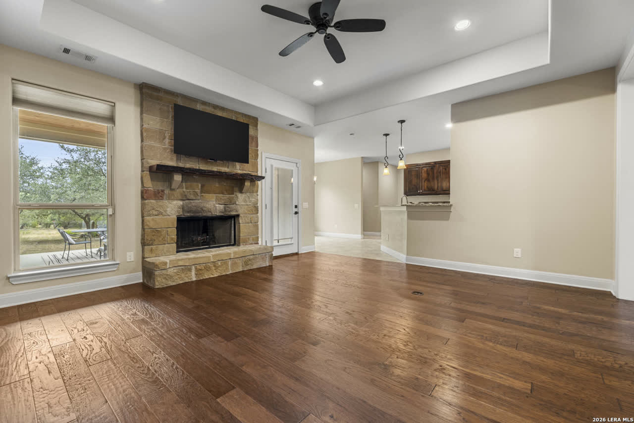 1126 Ensenada Dr, Canyon Lake photo 6 of 14
