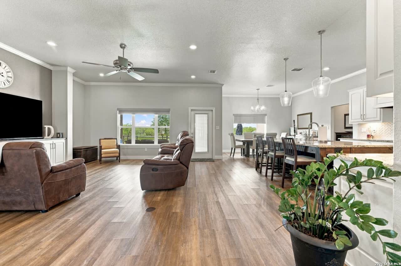 2741 County Road 357, La Vernia photo 5 of 14