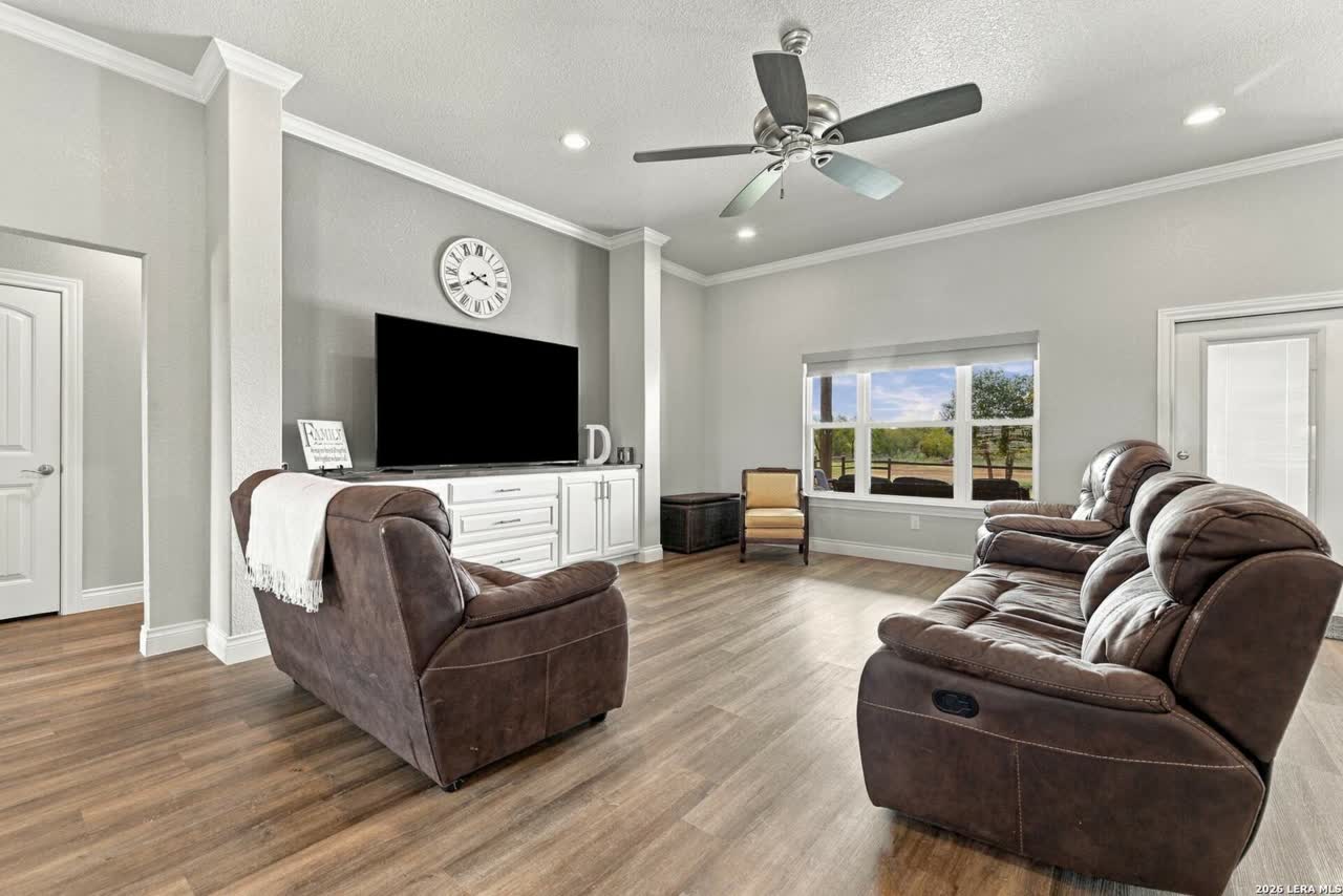 2741 County Road 357, La Vernia photo 6 of 14